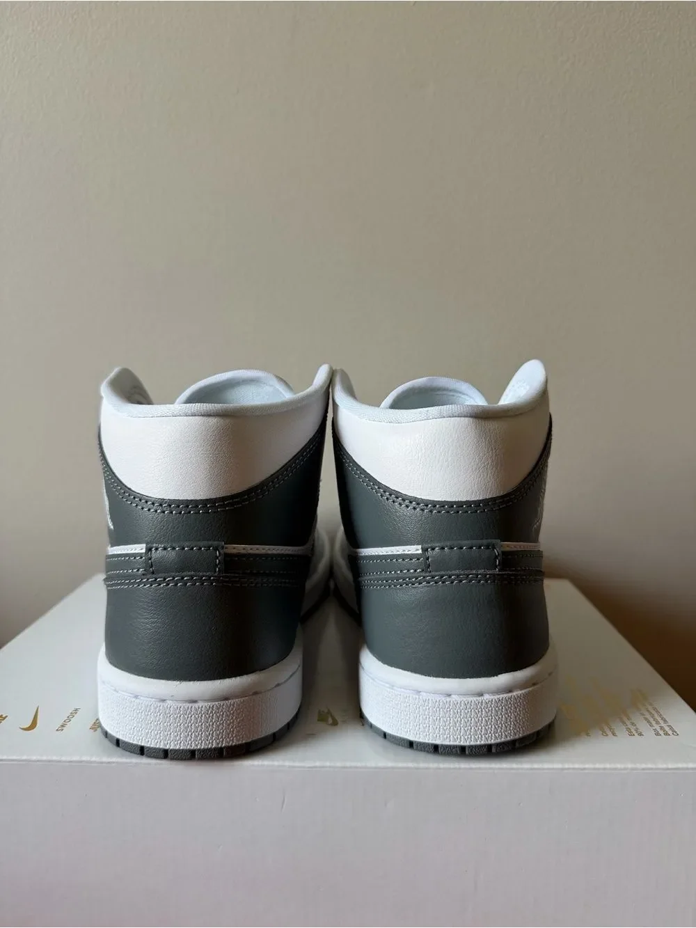 Air Jordan 1 Mid Smoke Grey BQ6472-113 Women’s Size 6.5